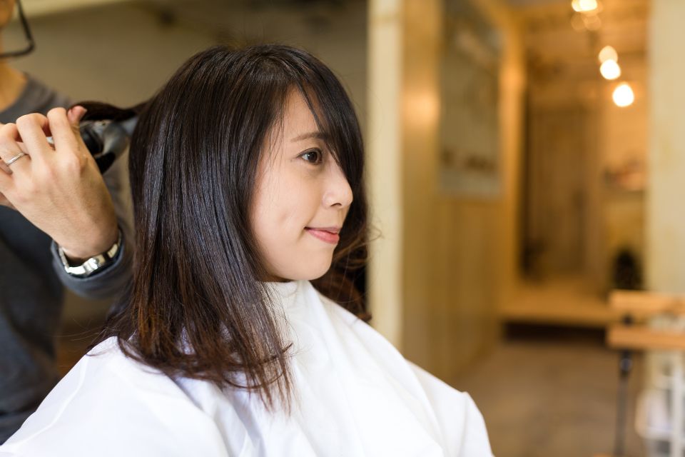 髪を切る女性